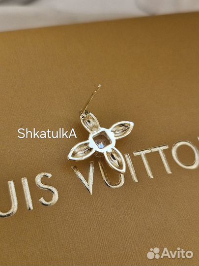 Серьги пусеты гвоздики стиль Louis vuitton