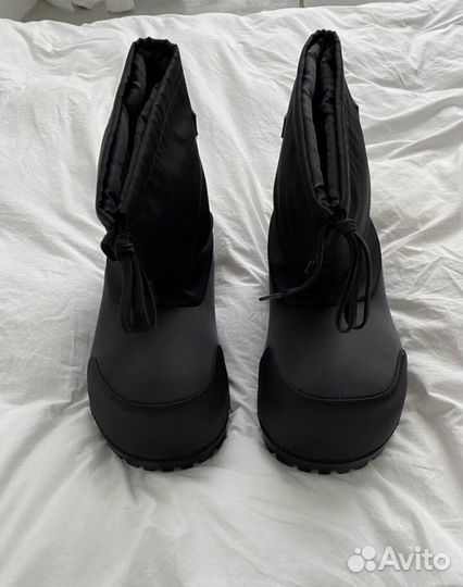 Balenciaga alaska fur boots на руках