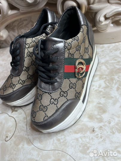 Кроссовки женские