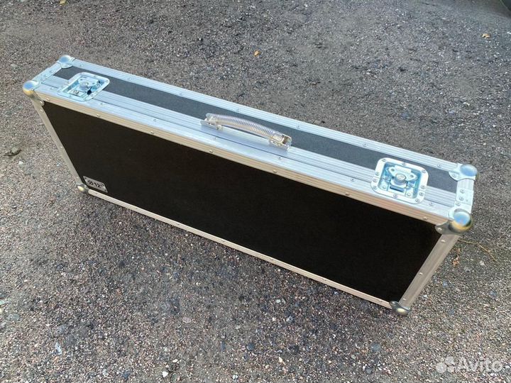 Кейс из пластика с ложементом для двух гитар