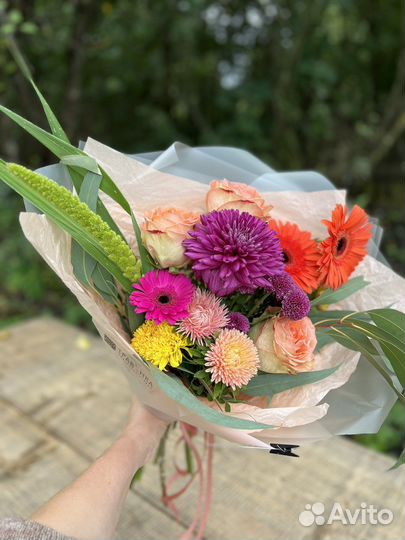 Букет с хризантемой, розой и герберами