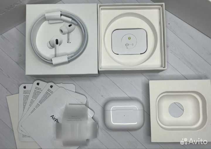 Новые наушники AirPods Pro 2 с чехлом