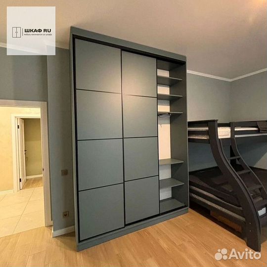 Книжный шкаф