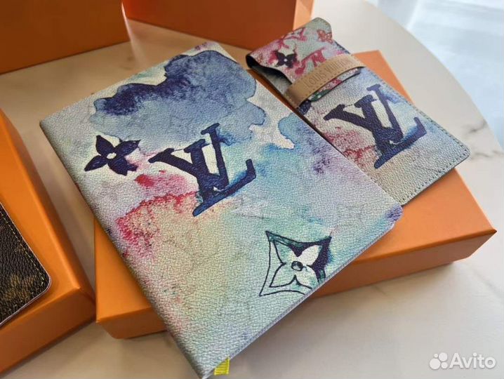 Набор Louis Vuitton: блокнот, пенал и ручка