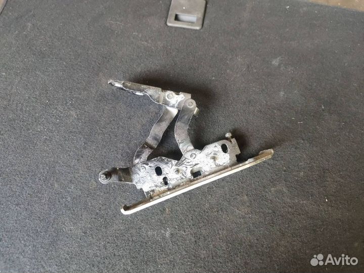 Петля капота левая Mercedes-Benz C-Класс W204/S204