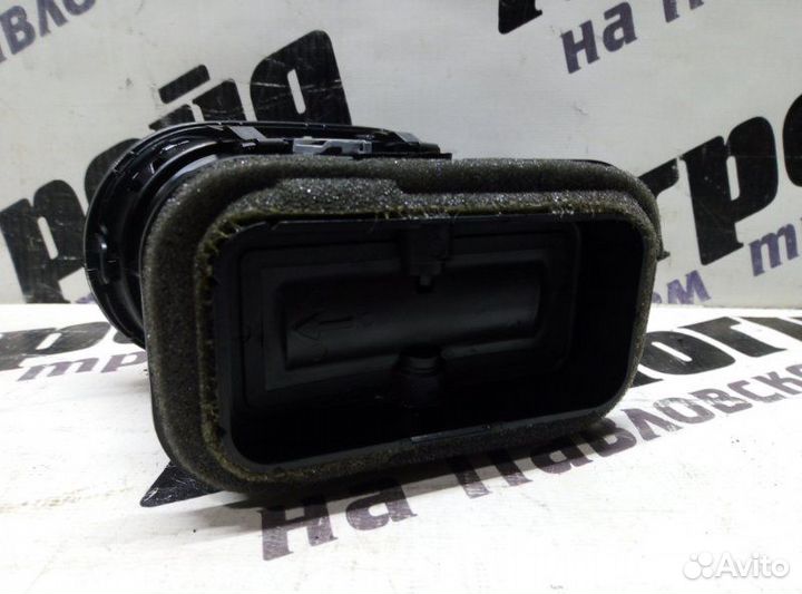 Дефлектор правый Volkswagen Tiguan 5N2 CCZ