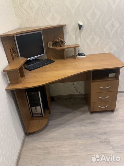 Компьютерный стол аккуратно и вместительно