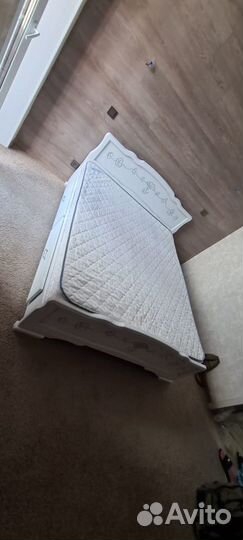 Белая кровать с ящиками из массива сосны Карина-6