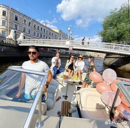 Аренда белоснежного катера с капитаном