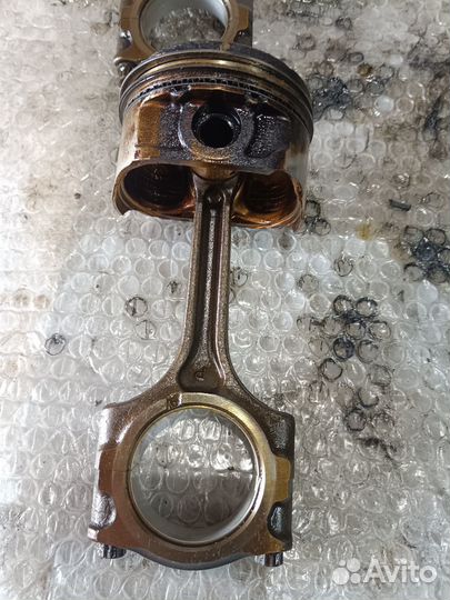 Поршень с шатуном Mazda 626 323 1.8 FP