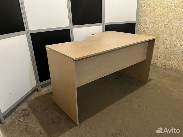 Стол офисный угловой 140 х 90 х76см