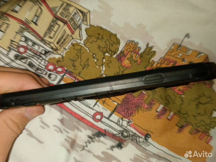 Продам противоударный чехол на айфон 7