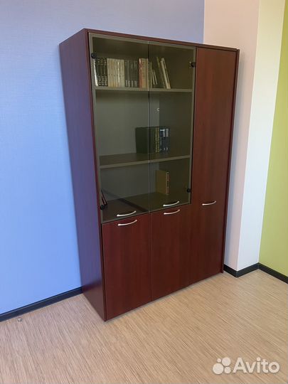 Книжный шкаф