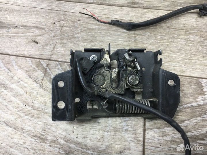 Замок капота Mitsubishi Outlander II (2005—2009)