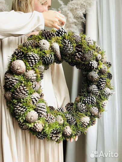 Декор интерьера, венок из шишек