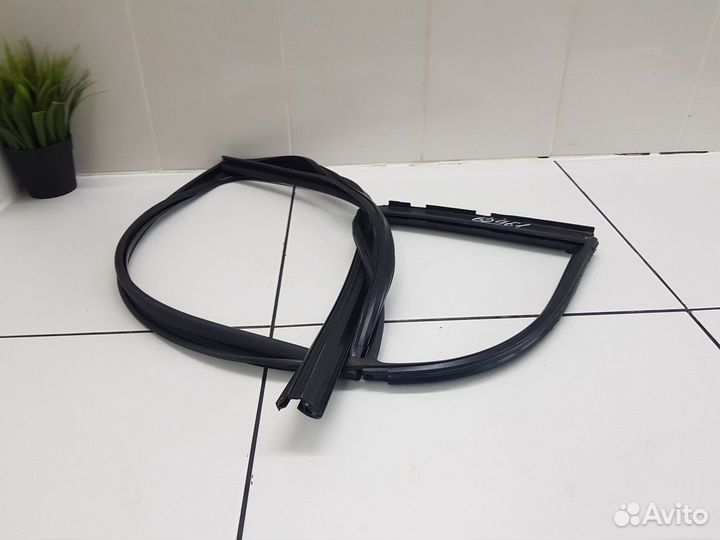 Уплотнитель стекла и форточки заднего правой задне