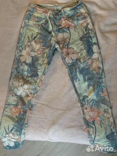 Джинсы скинни в обтяжку с приниом цветов яркие