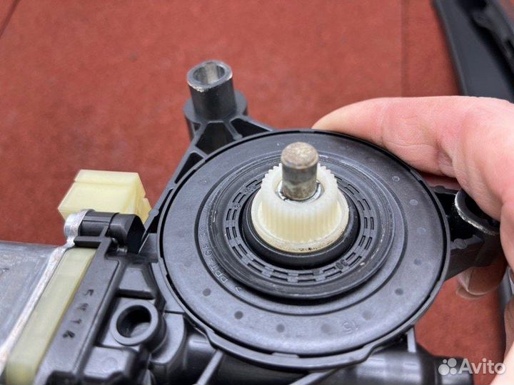 Моторчик стеклоподъемника передний левый Skoda