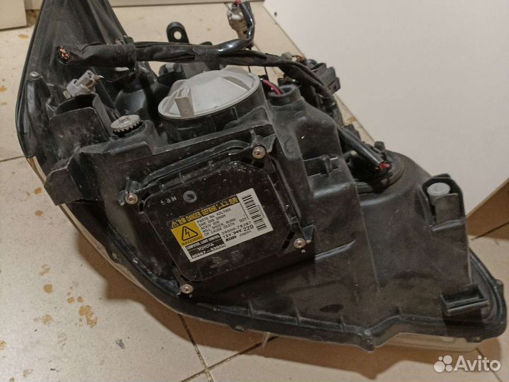 Фара Toyota Noah AZR60