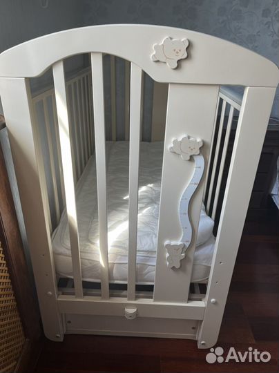Кроватка для новорожденных и комод