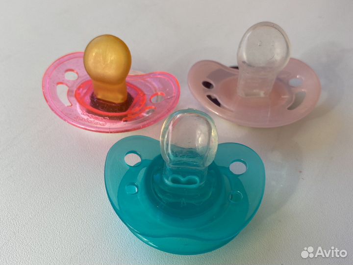 Пустышки, поильник, бутылочка для кормления