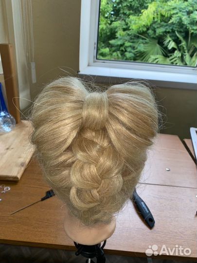 Болванка с натуральными волосами цвета блонд
