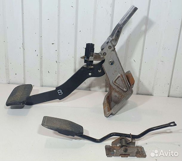 Педаль Nissan Wingroad Y11, AD