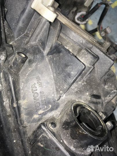 Правая ксеноновая фара Toyota Land Cruiser 200