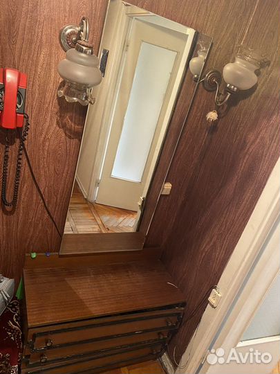 Трюмо с зеркалом