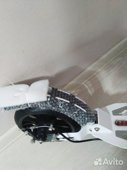 Двухколесный самокат с ручным дисковым тормозом