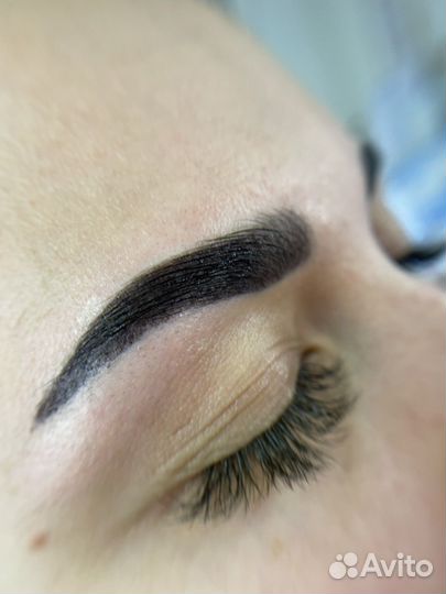 Модель на брови