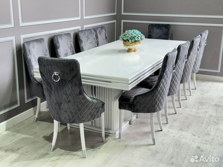 Стол и стулья в гостиную. В наличии