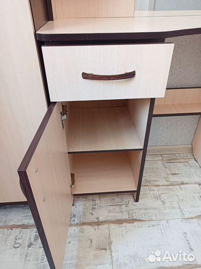 Туалетный столик с зеркалом