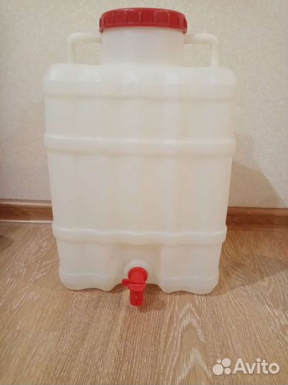 Канистры пластик под воду, ведро, крыжка,бутылки