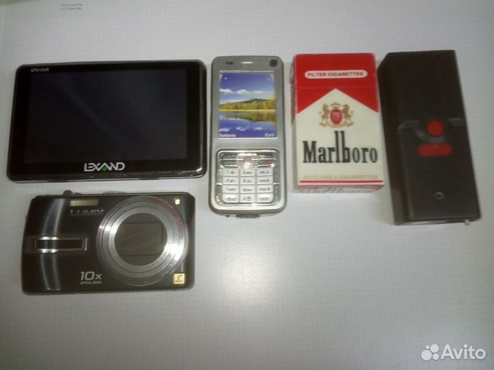 Фотоаппарат;фонарь разрядник ;грампластинки