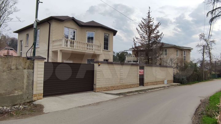 Дом 185 м² на участке 4,2 сот.