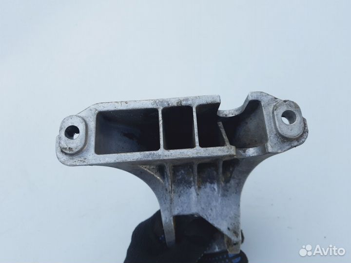 Кронштейн двигателя правый Audi 80 B3