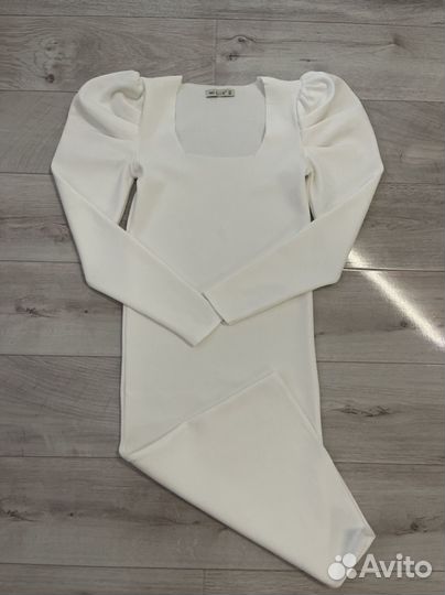 Платье белое объемные плечи