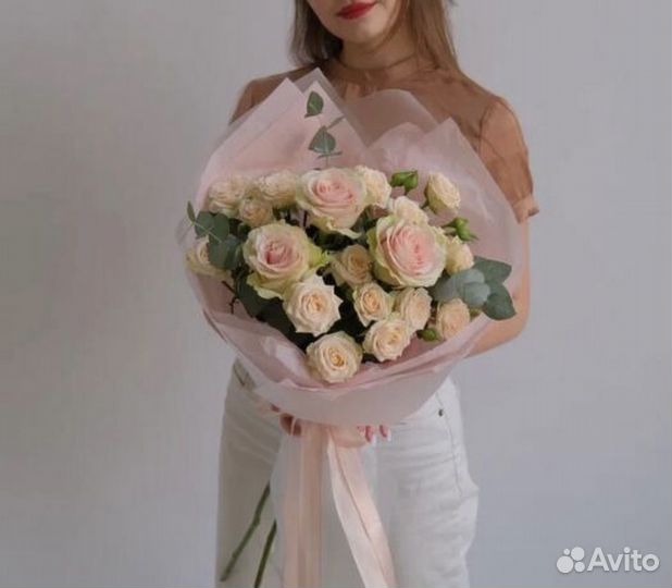 Сборный букет из кустовых и одноголовых роз