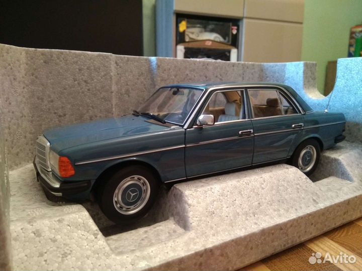 Модель Мercedes Benz 200 W 123 кузов 1/18