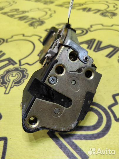 Замок двери задний левый Toyota Corona Premio