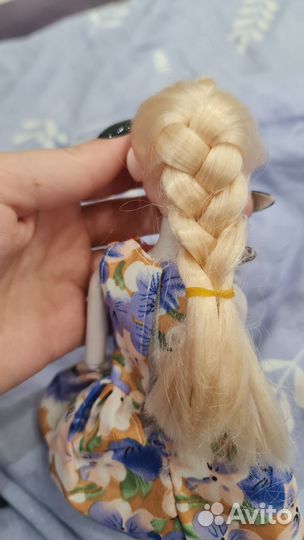 Диван с куклой