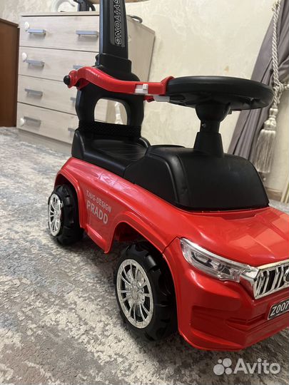 Машинка каталка с родительской ручкой