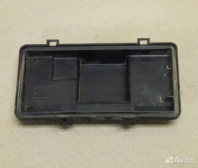 Крышка блока предохранителей Audi 100 C3