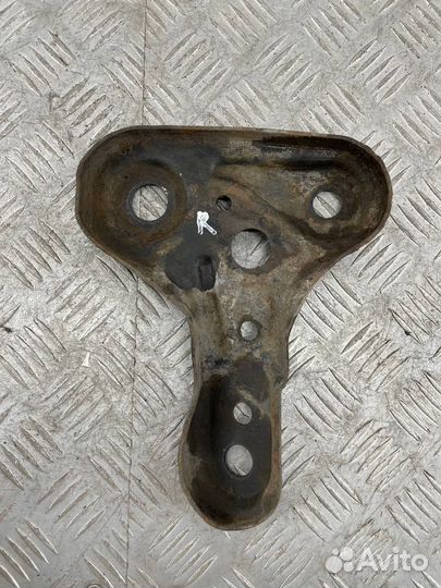 Кронштейн подрамника правый Мазда Атенза GG