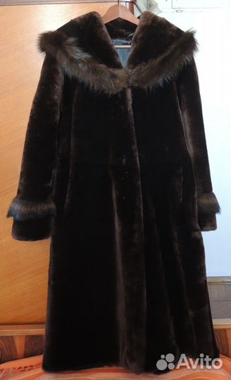 Шуба мутоновая, темно коричневого цвета
