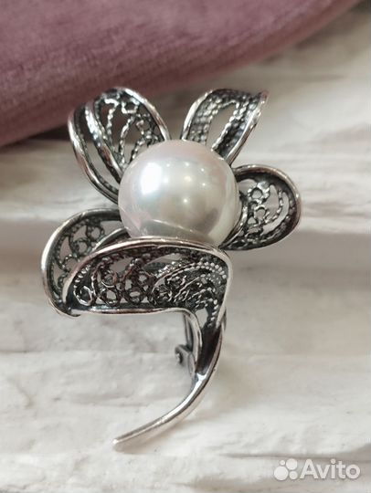 Брошь с жемчугом