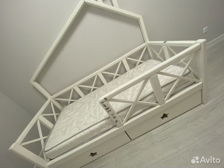 Детская кровать домик бу с матрасом