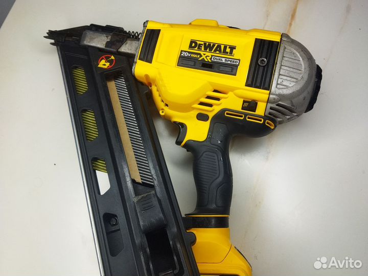 Каркасный нейлер DeWalt DCN692 90 гвозди