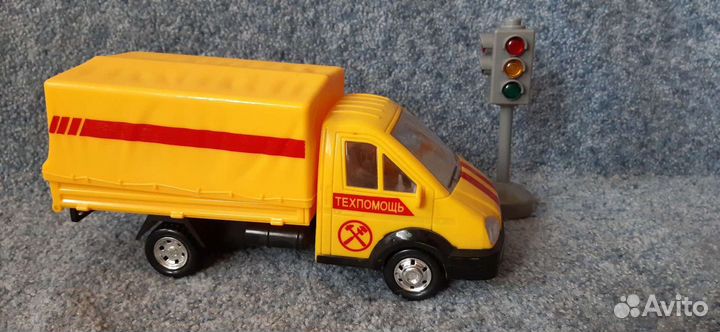 Машинка интерактивная